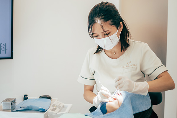 歯科でクリーニングをされる様子