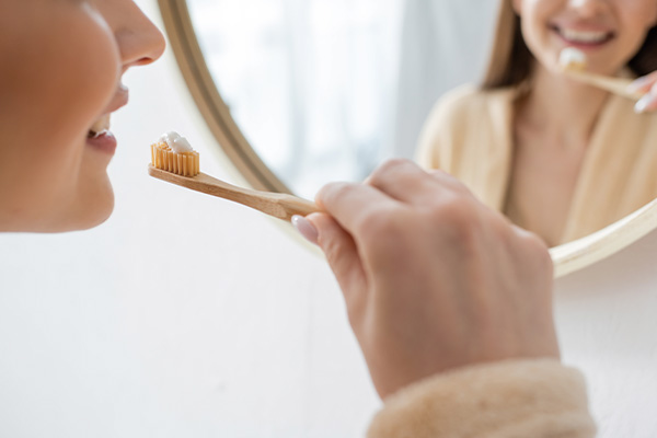 鏡の前で歯磨きをする女性