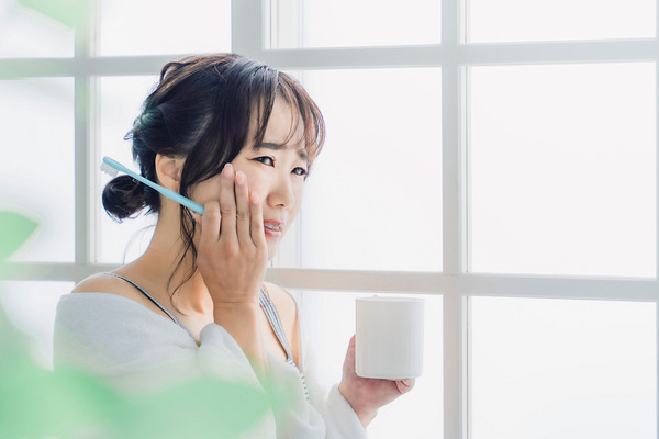 歯を痛めている女性