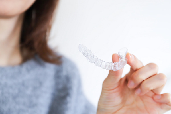 リテーナーを持っている女性の手元