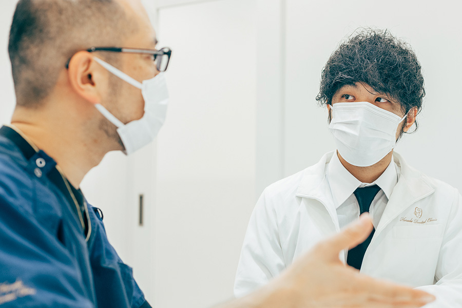 技工士と連携して相談している様子