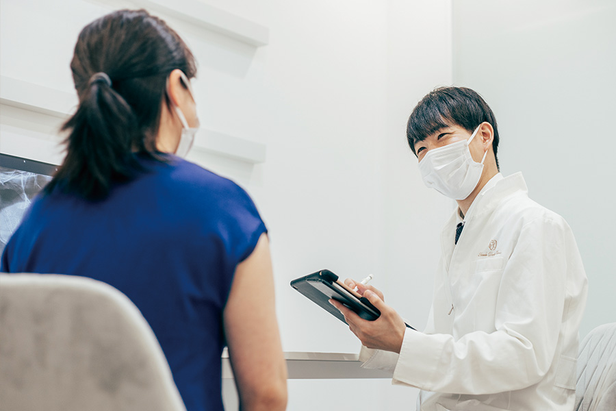 治療法を説明する様子